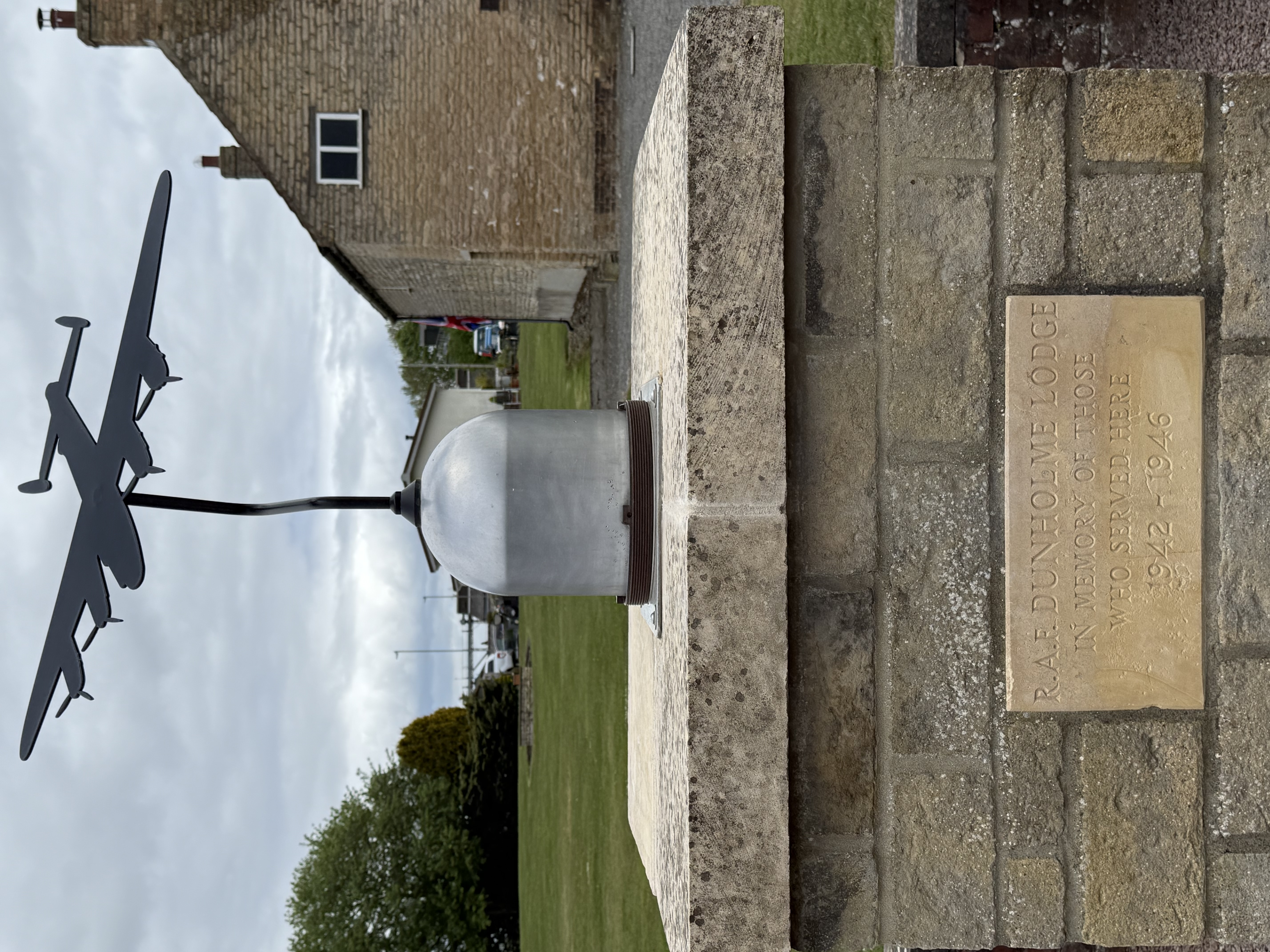 photo of the ww2 memorial at Dunholme Lodge