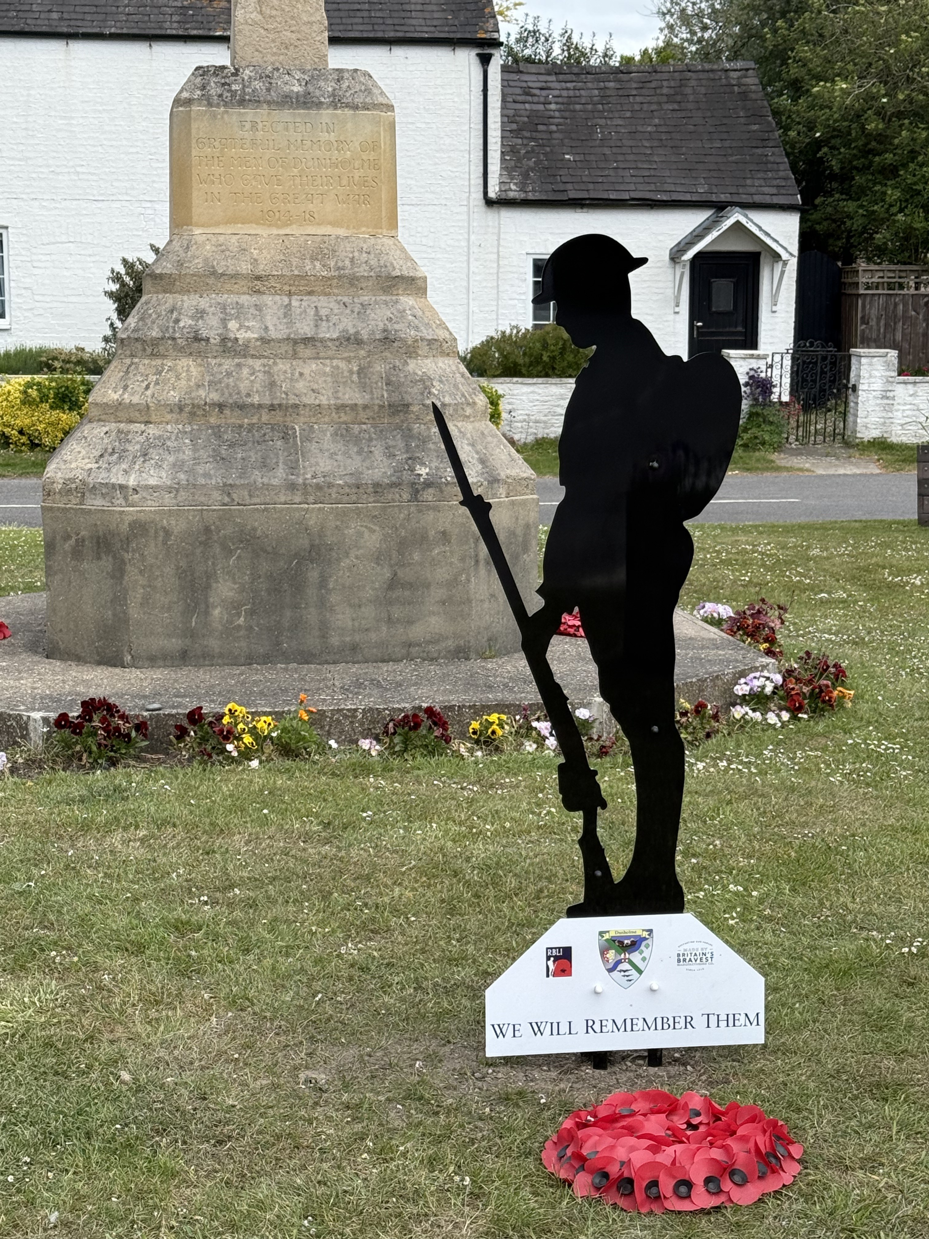 photo of Tommy silhouette at the war memorial